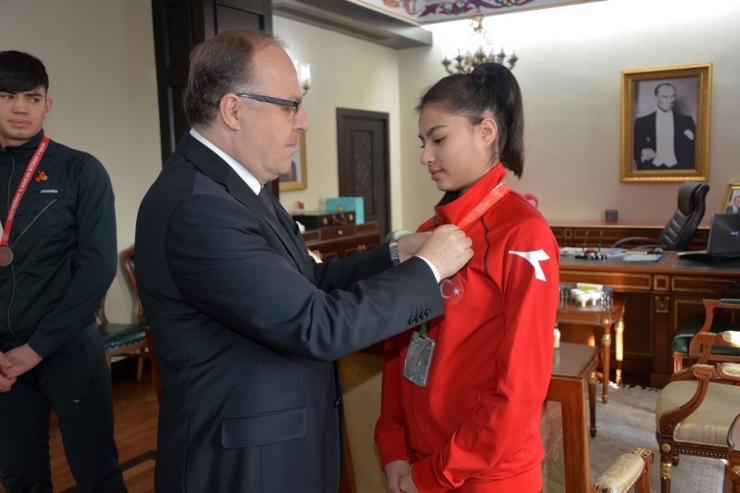 Afyonkarahisar’a Valisi Tutulmaz, Başarılı Sporcuları Altınla Ödüllendirdi