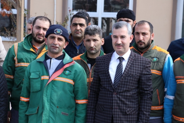 Temizlik İşçisi İle Sokak Köpeğinin Dostluğu