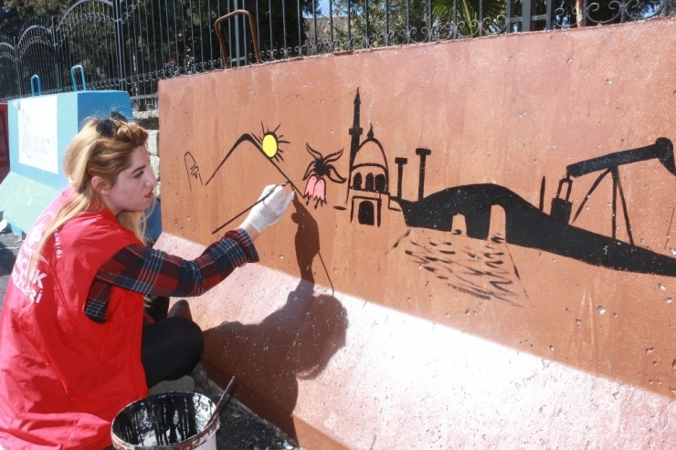 Beton Bariyerlere Tarihi Motifler