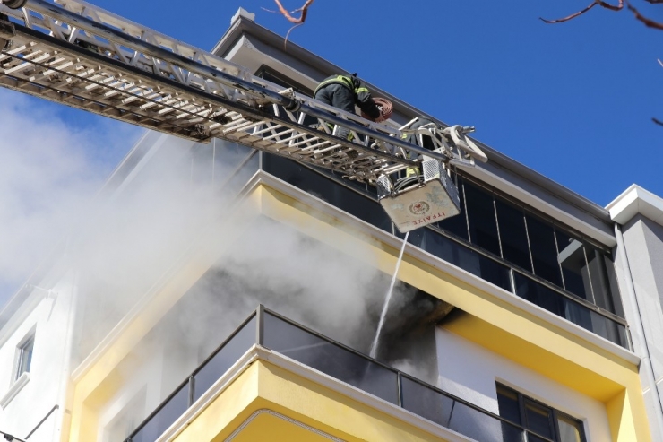 Alevlere Teslim Olan Dairedeki Kuşu İtfaiye Kurtardı