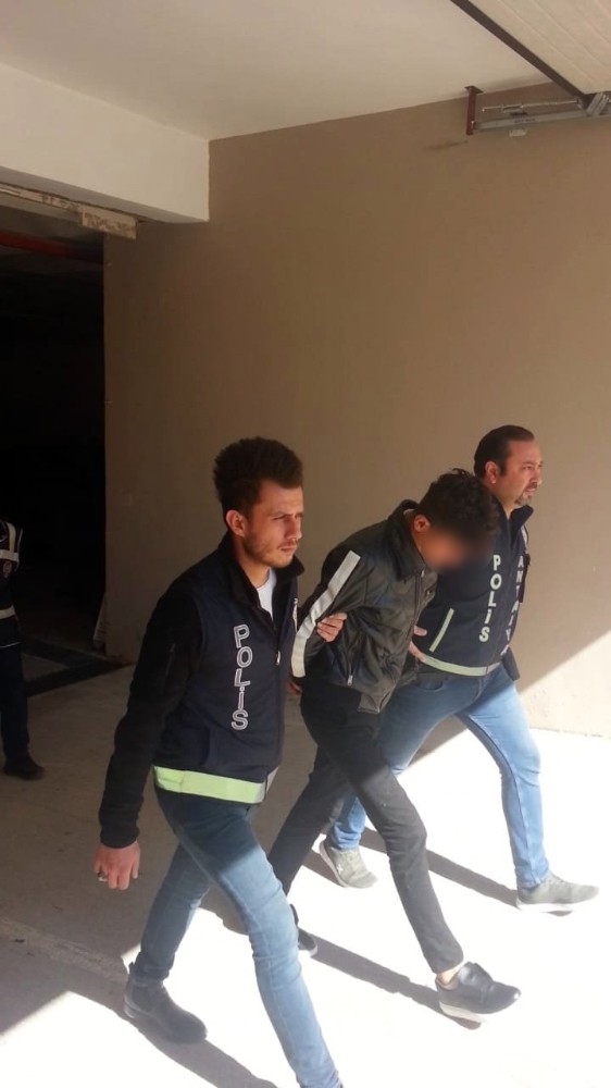 Kendilerini Polis Olarak Tanıtıp, Vatandaşı 100 Bin Tl Dolandırdılar