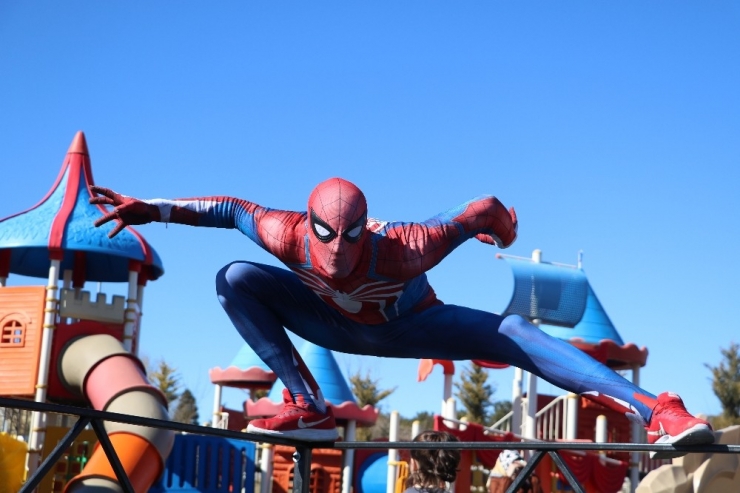 Örümcek Adam Depremzede Çocukları Eğlendirdi