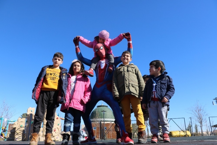 Örümcek Adam Depremzede Çocukları Eğlendirdi