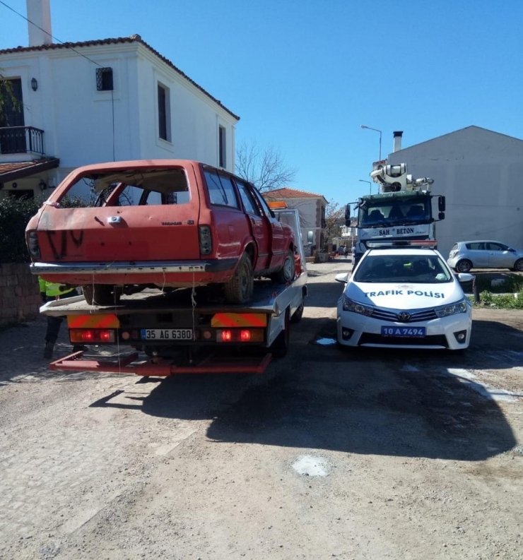 Ayvalık Belediyesi Hurda Araçları Ve İzinsiz Reklam Tabelalarını Kaldırdı