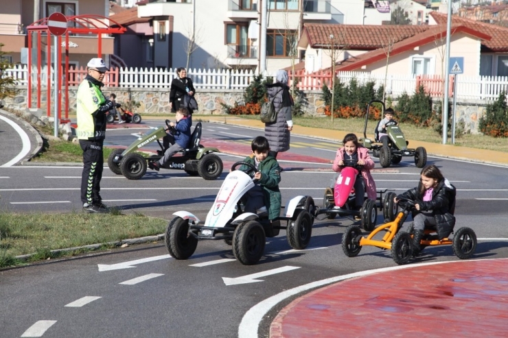 Bu Parkta Çocuklar Hem Eğleniyorlar Hem Öğreniyorlar