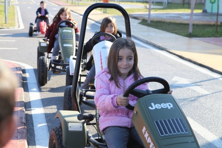 Bu Parkta Çocuklar Hem Eğleniyorlar Hem Öğreniyorlar