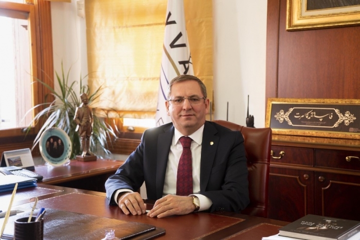 Emekli Personelden Ayvalık Belediye Başkanı Mesut Ergin’e Pankartlı Teşekkür