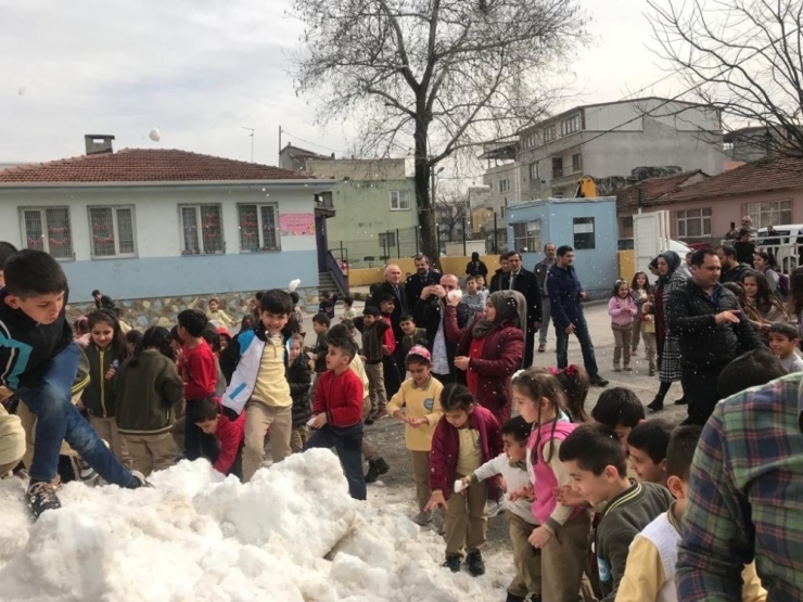 Öğrenciler İstedi, Başkan Kamyon Kamyon Karı Uludağ’dan Okulun Bahçesine Taşıdı