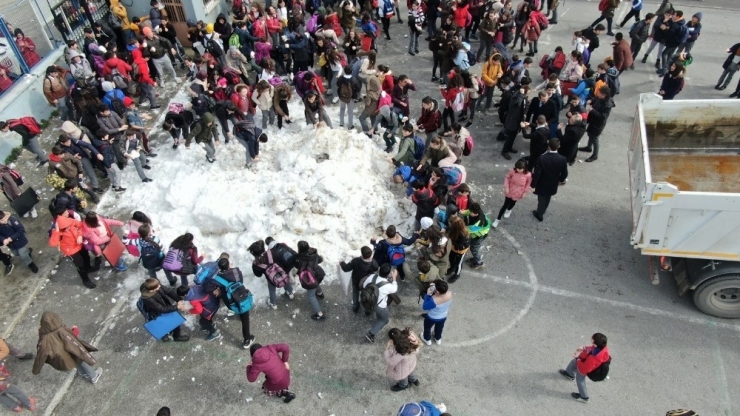 Öğrenciler İstedi, Başkan Kamyon Kamyon Karı Uludağ’dan Okulun Bahçesine Taşıdı