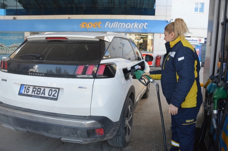 Pompaya Kadın Eli Değdi