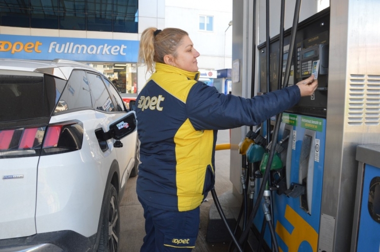 Pompaya Kadın Eli Değdi