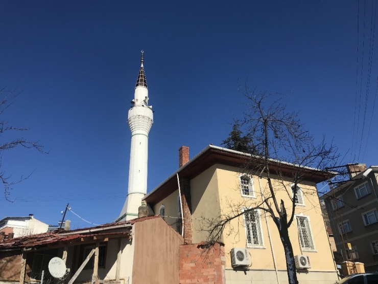 Tarihi Cami Minaresinde Yıkılma Tehlikesi