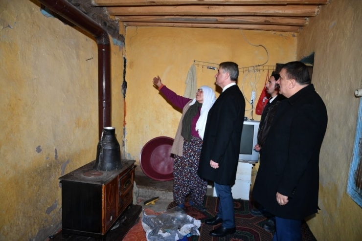 Vali Baruş Hasarlı Evlere Girilmemesi Uyarısında Bulundu