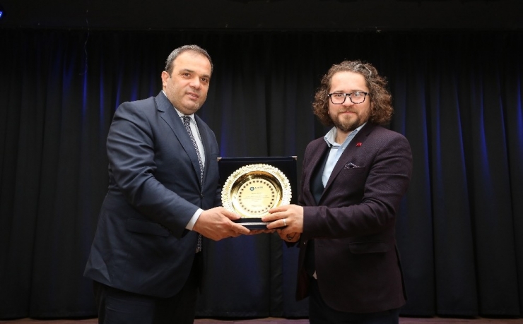 Dijital Öğrenme Yolları Ve Sosyal Medyanın Doğru Kullanımı