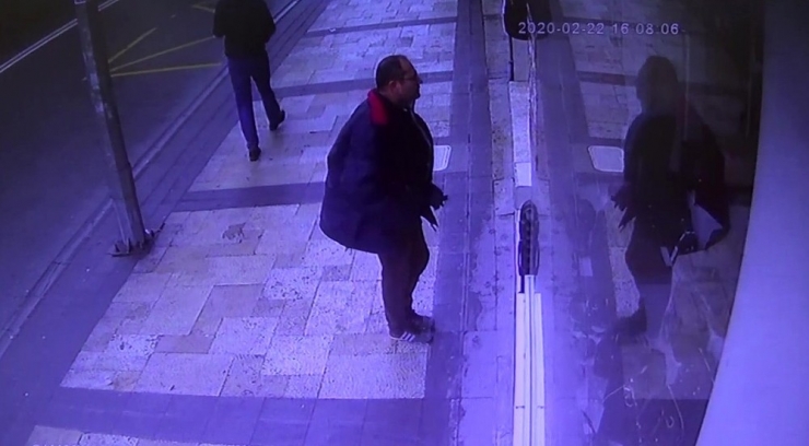 Beğendiği Çantayı Böyle Çaldı