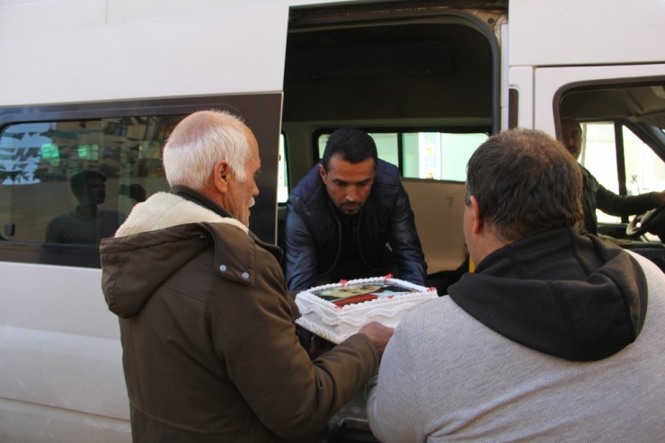 Hdp Önünde Evlat Nöbeti Tutan Aileler, Cumhurbaşkanı Erdoğan’ın Doğum Gününü Kutladı