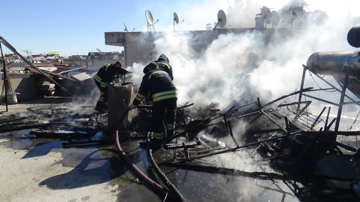 Diyarbakır’da Apartmanın Çatısında Çıkan Yangın Paniğe Neden Oldu