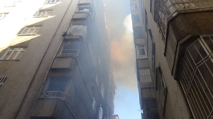 Diyarbakır’da Apartmanın Çatısında Çıkan Yangın Paniğe Neden Oldu