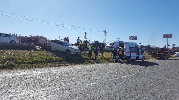 Yayalara Yol Vermek İçin Duran Araca Ambulans Çarptı: 6 Yaralı