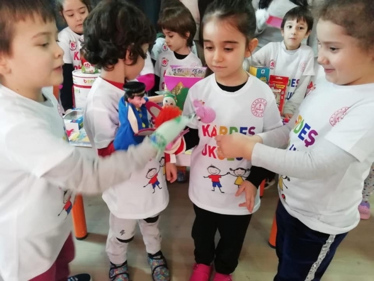 Öğrenciler, Kardeşlerine Hazırladıkları Hediyeyi Verdi