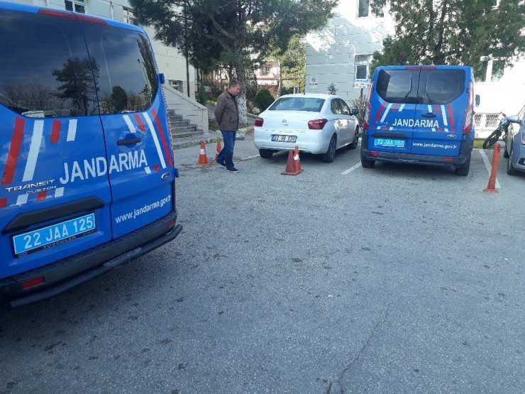 Edirne’de Kaçak Göçmenleri Taşıyan Araç Kaza Yaptı: 8 Yaralı