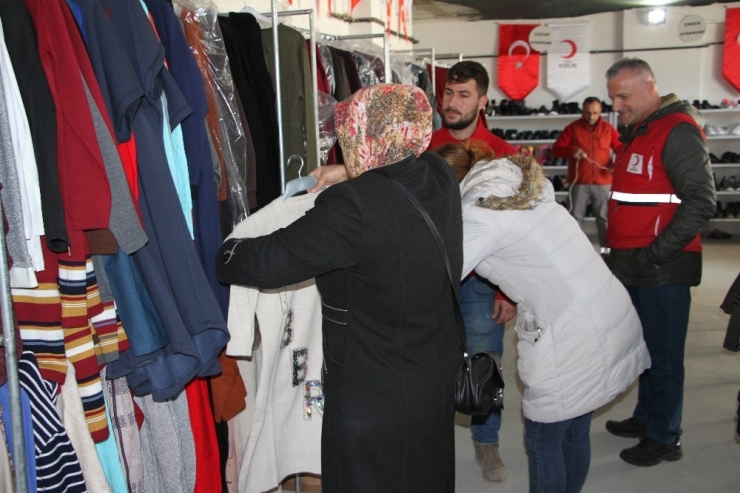 Elazığ’da Depremzedeler İçin ‘Sosyal Market’