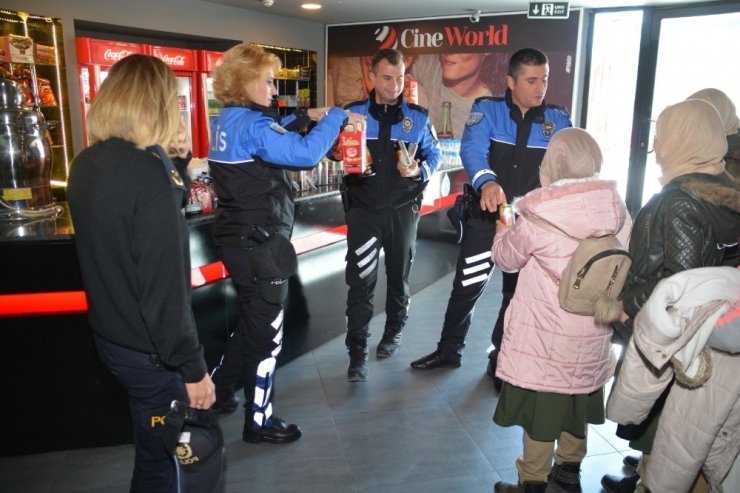 Elazığ Polisi, Depremzede Çocukları Sinemaya Götürdü