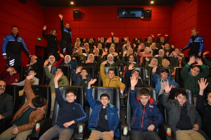 Elazığ Polisi, Depremzede Çocukları Sinemaya Götürdü