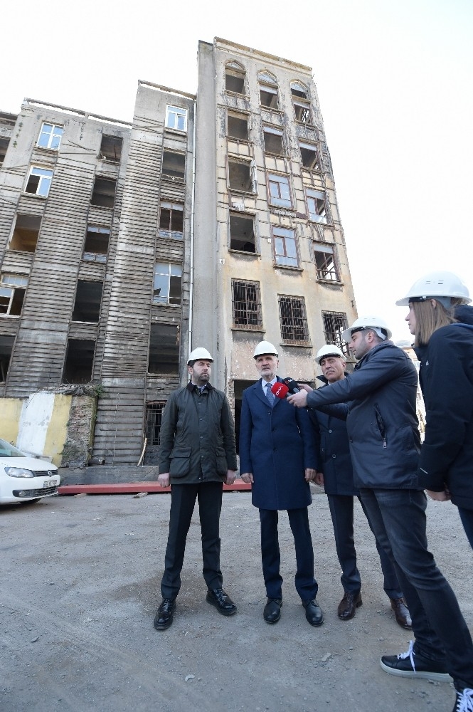 Denize Doğru Kayan Liman Han’ın Ön Cephesi Askıya Alındı