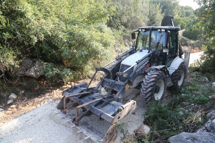 Erdemli’de Yağıştan Zarar Gören Yollar Onarılıyor