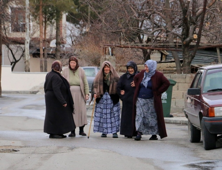Kadınlar Mahalleye Bakkal Yada Market Açılmasını İstedi