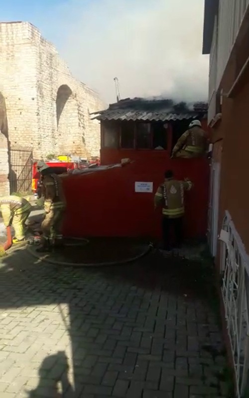 Fatih’te Gecekondu Alev Alev Yandı