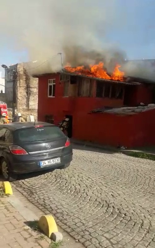 Fatih’te Gecekondu Alev Alev Yandı