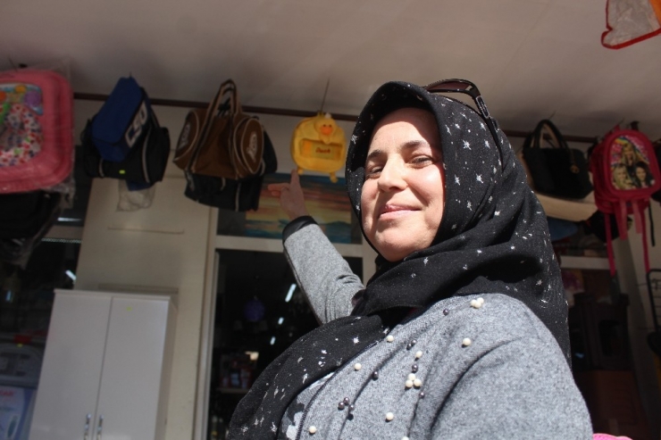 Züccaciye Dükkanın Önüne Asılan Çanta Kuşların Yuvası Oldu