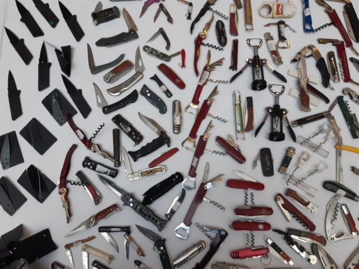 Adliyeye Girişinde Ele Geçirilen Kesici Aletler Gün Yüzüne Çıktı