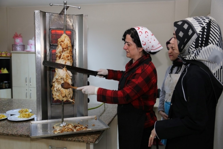 Ko-mek Türk Mutfağı’nda Döner Yapmayı Öğreniyorlar