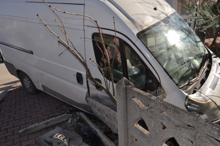 Kontrolden Çıkan Kamyonet Evin Bahçesine Girerek Durabildi, 1 Yaralı