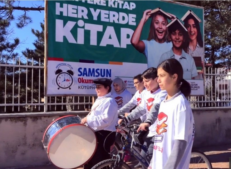 Öğrenciler Davulla Maniyle Kitap Topladı