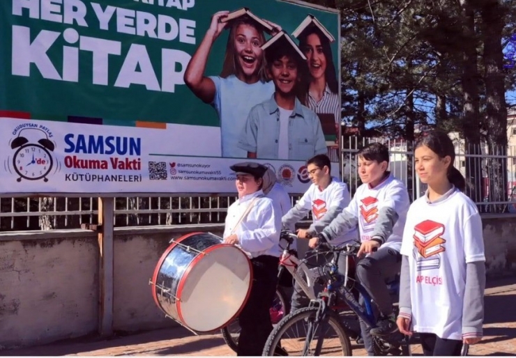 Öğrenciler Davulla Maniyle Kitap Topladı