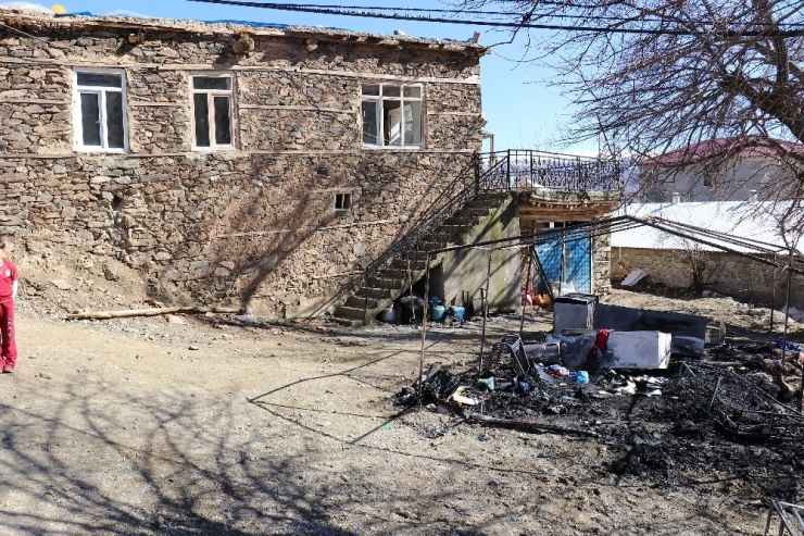 Depremden Kurtardığı Eşyaları Küle Döndü