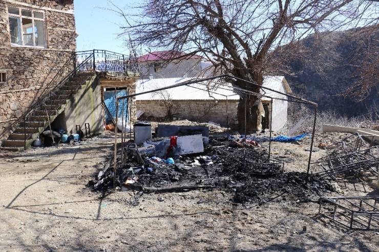 Depremden Kurtardığı Eşyaları Küle Döndü