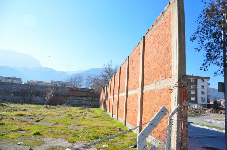 "Berlin Duvarı Bile Yıkıldı, Bizim Duvar Hala Yıkılmadı"