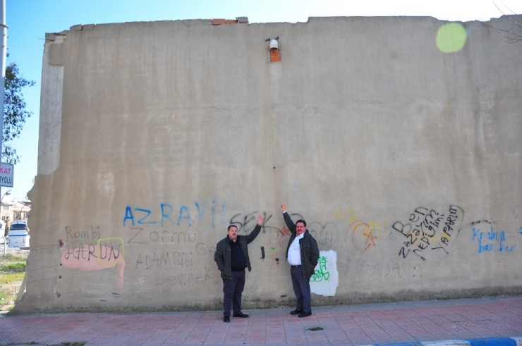 "Berlin Duvarı Bile Yıkıldı, Bizim Duvar Hala Yıkılmadı"