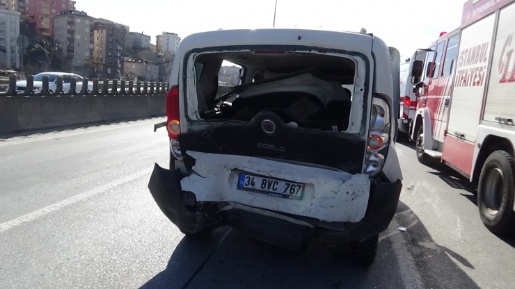 Pendik’te İki Araç Birbirine Girdi: 3 Yaralı