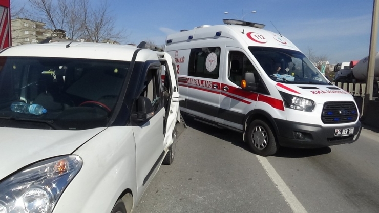 Pendik’te İki Araç Birbirine Girdi: 3 Yaralı