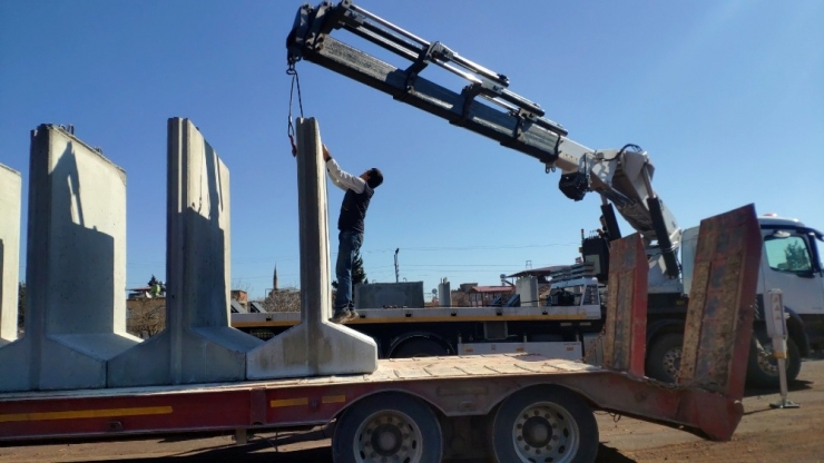 İdlib’e Beton Bariyer Sevkıyatı