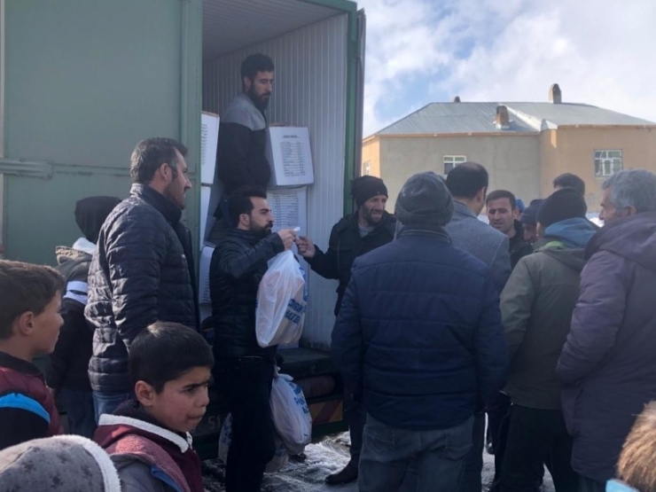 Çaldıran Belediyesinin Yardımları Başkale’deki Depremzedelere Ulaştırıldı