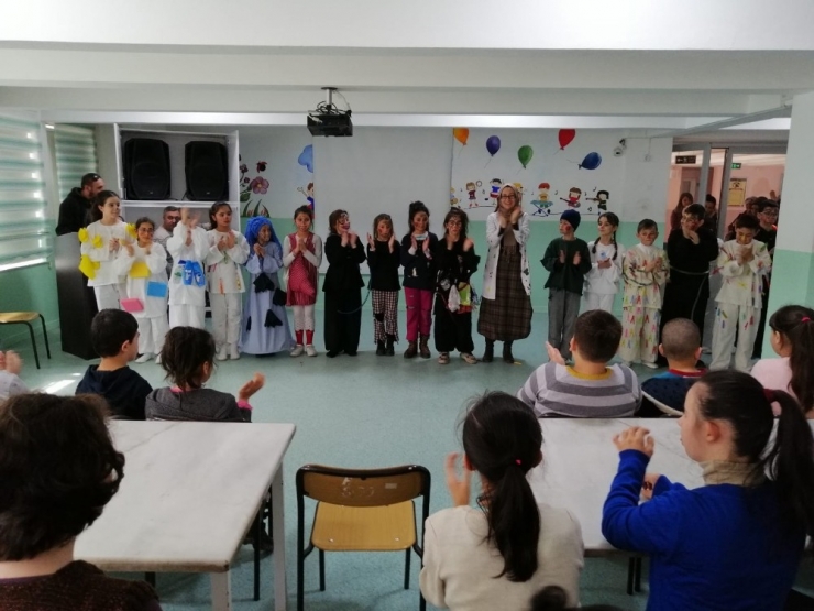 Minik Tiyatrocular Turnede