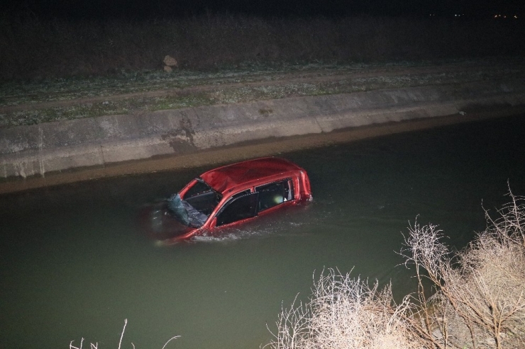 Hafif Ticari Araç Sulama Kanalına Düştü