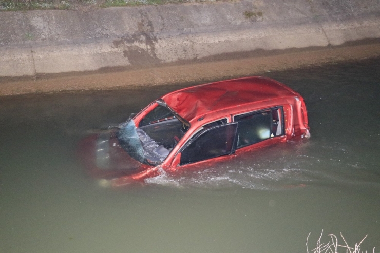 Hafif Ticari Araç Sulama Kanalına Düştü